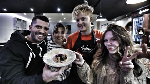 El equipo de la cafetería Galaica recibió el segundo premio por su pincho