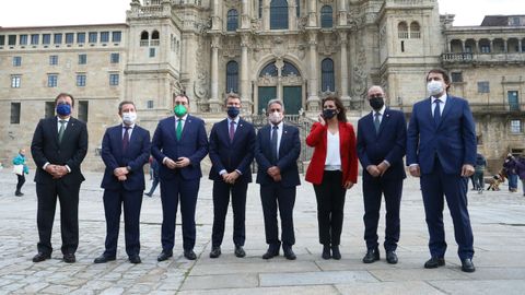 Feijoo con los presidentes de Asturias, Cantabria, La Rioja, Aragón, Castilla-La Mancha, Extremadura y Castilla y León en la reunión de trabajo sobre financiación
autonómica celebrada en Santiago