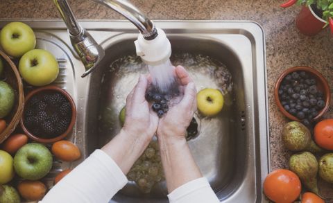 Lavar la fruta antes de consumirla es una de las medidas de seguridad alimentaria más recomendada.