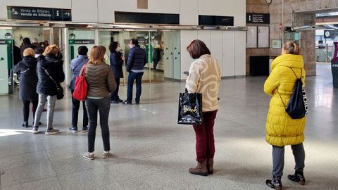 Colas en la estación de A Coruña para conseguir billetes