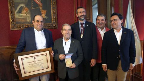 Luis Rey, segundo por la izquierda, junto a su hijo, sobrinos y el alcalde de Vilagarcía en la concesión de la medalla de oro de la ciudad a Fundiciones Rey, en febrero del año pasado
