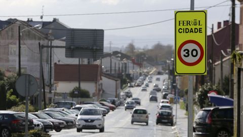 La primera de las nuevas señales de límite de velocidad está instalada en la carretera de Catabois