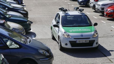 Los multamóviles de Santiago están equipados con cuatro cámaras en el techo que captan infracciones en todas las direcciones a la vez