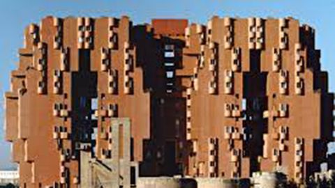 Aclamado por unos y denostado por otros, el edificio Walden 7 de Barcelona, obra de Ricardo Bofill