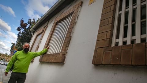 Armando Iglesias muestras las nuevas rejas que tuvo que instalar en la parte posterior del local de A Pobra para evitar que le entren de nuevo.