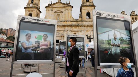 Exposición fotográfica con motivo del aniversario del acuerdo de paz, en la plaza de Bolíva,r en Bogotá.