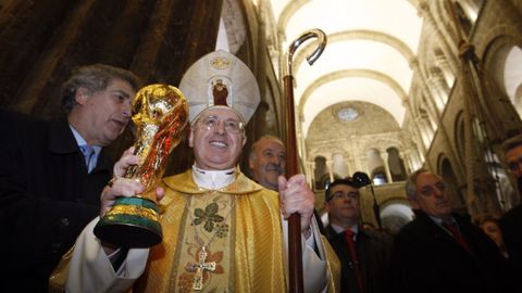 El arzobispo de Santiago, Julián Barrio, posa con la Copa del Mundo de Fútbol.