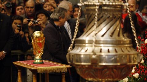 La Copa del Mundo de Fútbol, en la catedral de Santiago.