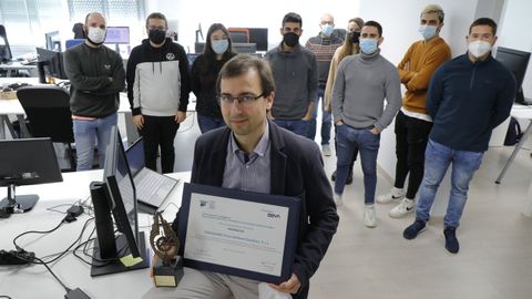 Doctor en ingeniería informática y director ejecutivo de Torusware, Guillermo López Taboada (en la foto, con nueve de los 20 trabajadores de la plantilla) fundó hace ocho años la firma surgida de la UDC, que hoy crece al 30 % anual y supera el millón de euros de facturación.