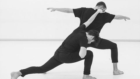 El bailarín y coreógrafo Xián Martínez, en primer plano, durante una actuación.