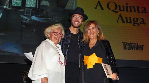 El actor Alfonso Bassave entregó en Madrid el premio al mejor hotel de España para una escapada a Luisa García Gil y su hija Luisa Lorenzo, propietaria y directora de A Quinta da Auga.