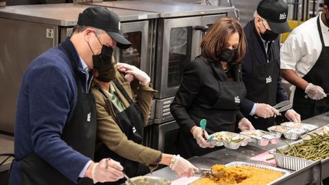 Joe Biden y Kamala Harris participaron con sus parejas en preparan cajas para la cena de Acción de Gracias con la ONG del chef español José Andrés