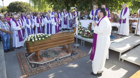 Sacerdotes de la zona, en el entierro de su compañero Lorenzo Castiñeira, hace dos años