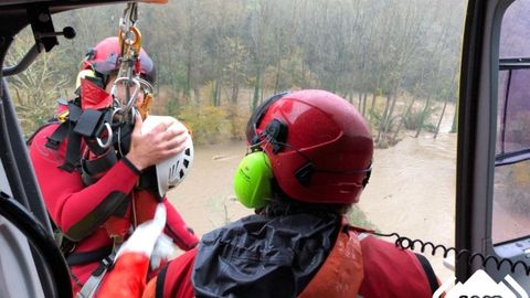 Un momento del rescate de una familia en Piloña