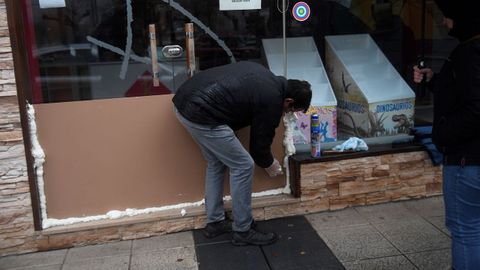 Vecinos de Arriondas preparan sus negocios para las inundaciones.Vecinos de Arriondas preparan sus negocios para las inundaciones