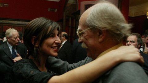 Yolanda Díaz abraza a Anxo Guerreiro durante un acto en Ferrol en el año 2003