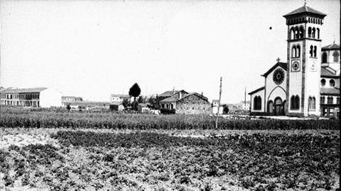 Foto histórica de la iglesia de A Milagrosa, rodeada de campos de cultivos