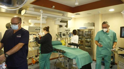 Un quirófano a bordo. Los médicos Katia González y José Luis González Vallecillo, la enfermera Lorena Calviño y el marinero sanitario Alfonso Castellano en el quirófano del barco hospital Juan de la Cosa, donde realizan cirugías menores a marineros y navegantes que sufren patologías o lesiones en alta mar.