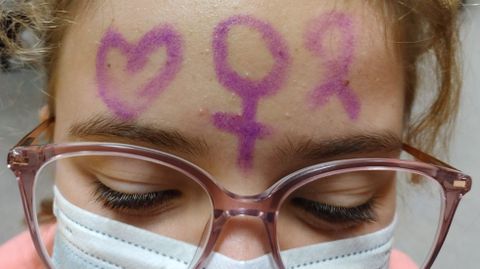 Paraguas contra la violencia de género por el 25N en el colegio Condesa de Fenosa de O Barco de Valdeorras