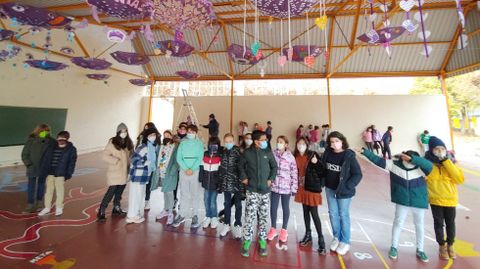 Paraguas contra la violencia de género por el 25N en el colegio Condesa de Fenosa de O Barco de Valdeorras