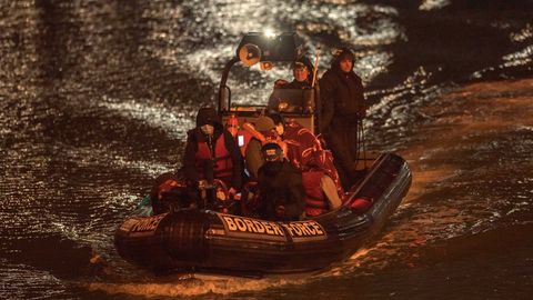 Inmigrantes llegan este jueves al puerto inglés de Dover tras ser rescatados por la Guardia Costera britanica.