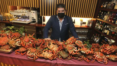 Juan José García Gerpe, autor de la idea, posa orgulloso en O Churrasco junto a una parte de los 190 kilos de centollo de los que se ha provisto en la lonja de Cambados