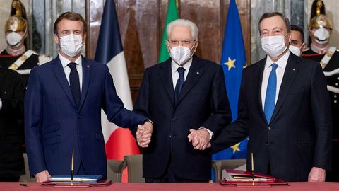 El presidente italiana coge las manos de Macron y Draghi.