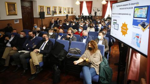 Sorpresa e hilaridad causó el intento de hackeo con imágenes porno entre los asistentes a las jornadas en el salón de la cofradía de Celeiro