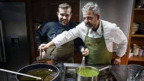 Los chefs Diego López, Moli, y Miguel González, cocinando juntos en A Morteira