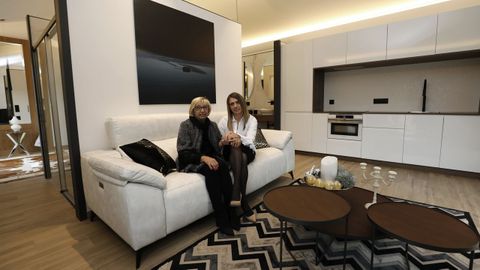 Ana Míguez con su madre, Manola Eijo, en «Aires de Míguez», la casa en la que ha replicado una «suite» de un hotel de lujo en As Silvas, A Regueira (Xove)
