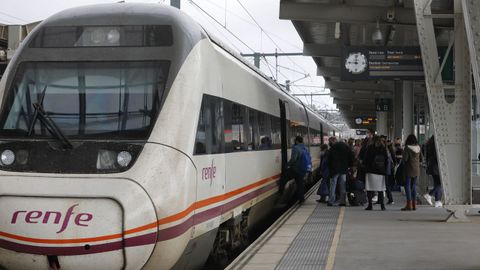 Un tren recoge pasajeros en la estación de ferrocarril de Santiago