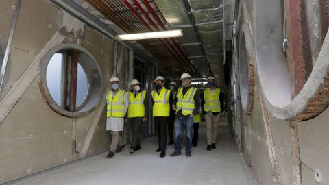 Imagen de archivo de la visita realizada el pasado octubre a la fase cero de las obras del Hospital Universitario A Coruña. En la foto, el presidente de la Xunta, Alberto Núñez Feijoo, con el gerente del área sanitaria de A Coruña, Luis Verde, el conselleiro de Sanidade, Julio García Comesaña, y técnicos del proyecto