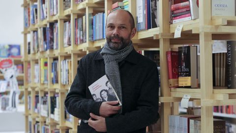 Xesús Fraga, con su libro Virtudes (e misterios) .