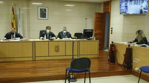 En una imagen de archivo, magistrados de la Audiencia Provincial de Santiago durante un juicio