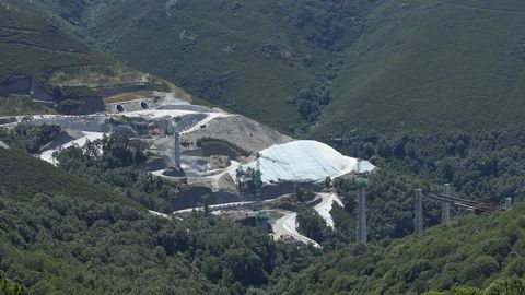 Imagen tomada en agosto del 2018 de las obras para construir el viaducto de Teixeiras, en el tramo de la línea de alta velocidad que se inaugurará en diciembre