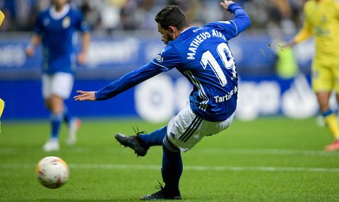 Matheus Aiás dispara a portería durante el Real Oviedo - UD Las Palmas