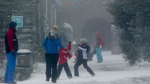 La nieve de otoño llena de turistas la montaña de Lugo