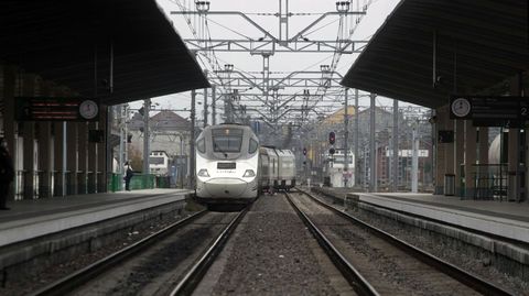 Un tren Alvia con destino a Madrid entra en la estación de Monforte
