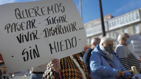 Concentración de los vecinos de Os Mallos en María Pita