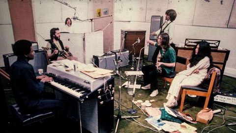 En el estudio. Billie Preston, Paul McCartney, Ringo Starr, George Harrison, John Lennon y Yoko Ono durante las sesiones de grabación