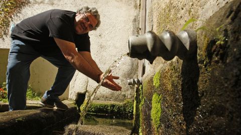 A fonte é utilizada por numerosos veciños e tamén polos negocios que se instalan os días de feira