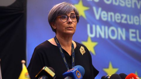 La jefa de la Misión de Observación Electoral de la Unión Europea (MOE-UE), la eurodiputada portuguesa Isabel Santos, en una rueda de prensa en Caracas.