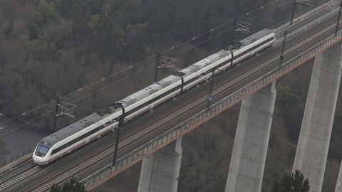 Un Avant circulando por el tramo de alta velocidad entre Santiago y Ourense