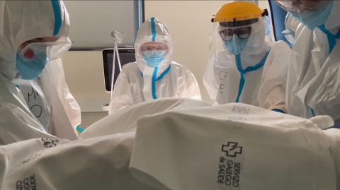 Sanitarios trabajando en la uci-covid del CHUO
