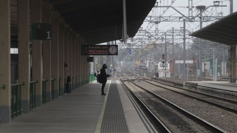 Una viajera espera a que llegue su tren en la estación de Monforte, en una fotografía de archivo