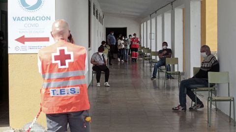 Pacientes que acaban de recibir el pinchazo esperan en el exterior del centro de vacunación de Monforte por si sufren alguna reacción adversa