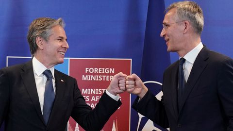 El secretario general de la OTAN, Jens Stoltenberg, recide al jefe de la diplomacia estadounidense,  Anthony Blinken (izquierda).