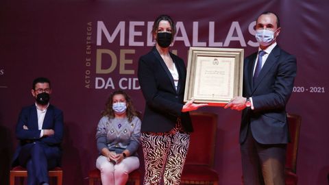 Lara Méndez entregó el premio a los servicios esenciales y presenciales del Concello, que fue recogido por Manuel Vázquez Fernández en nombre de todo el colectivo