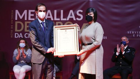 Alejandro María Sánchez recogió el premio de manos de la vecina Vanesa Rivas