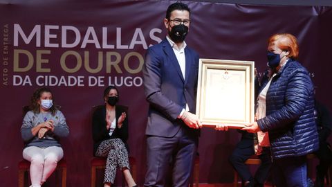 José Manuel Núñez recogió el premio al sector alimentario de manos de la vecina Rosa Ángela Torres